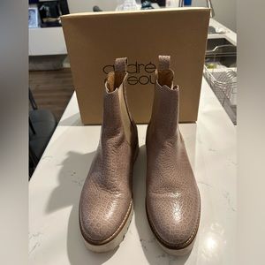 Andre Assous Beige animal print waterproof boot. Women’s size 8.